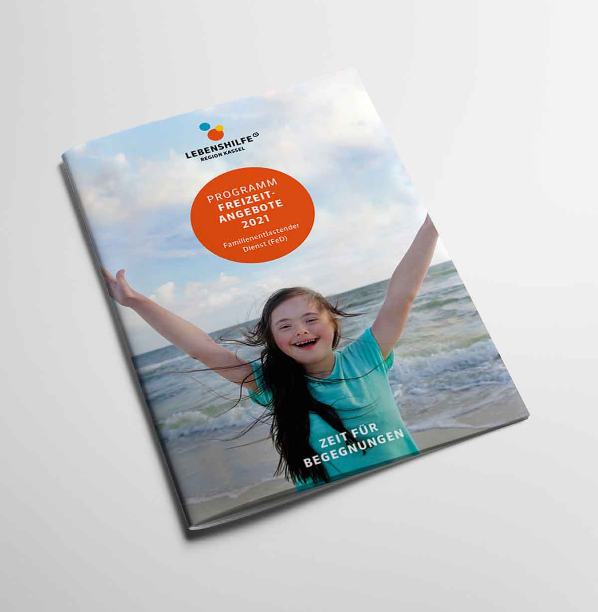 23_LHRKS_Programmheft_1800px Programmheft Titelbild mit Mädchen mit erhobenen Händen am Strand