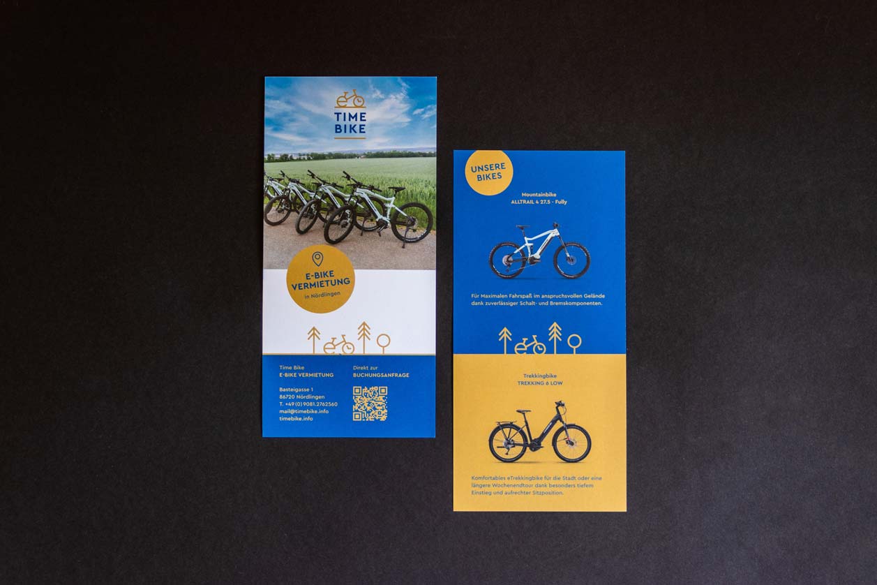 Headerbild zeigt zwei Plakate mit dem neuen Coporate Design. Sie hängen in der U-Bahn über einer Rolltreppe und zeigen jeweils einen Mountainbiker im Wald.