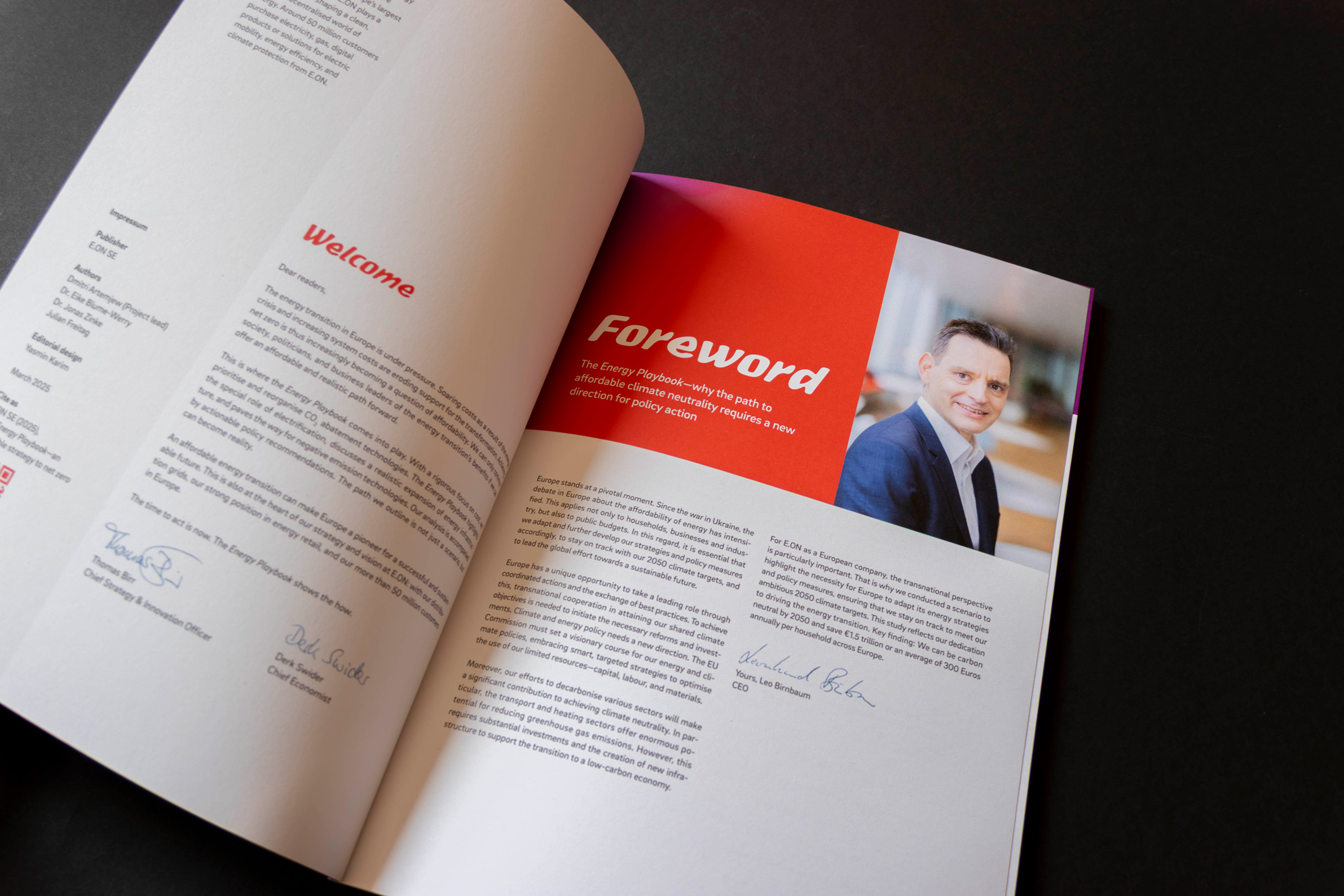 Headerbild zeigt zwei Plakate mit dem neuen Coporate Design. Sie hängen in der U-Bahn über einer Rolltreppe und zeigen jeweils einen Mountainbiker im Wald.