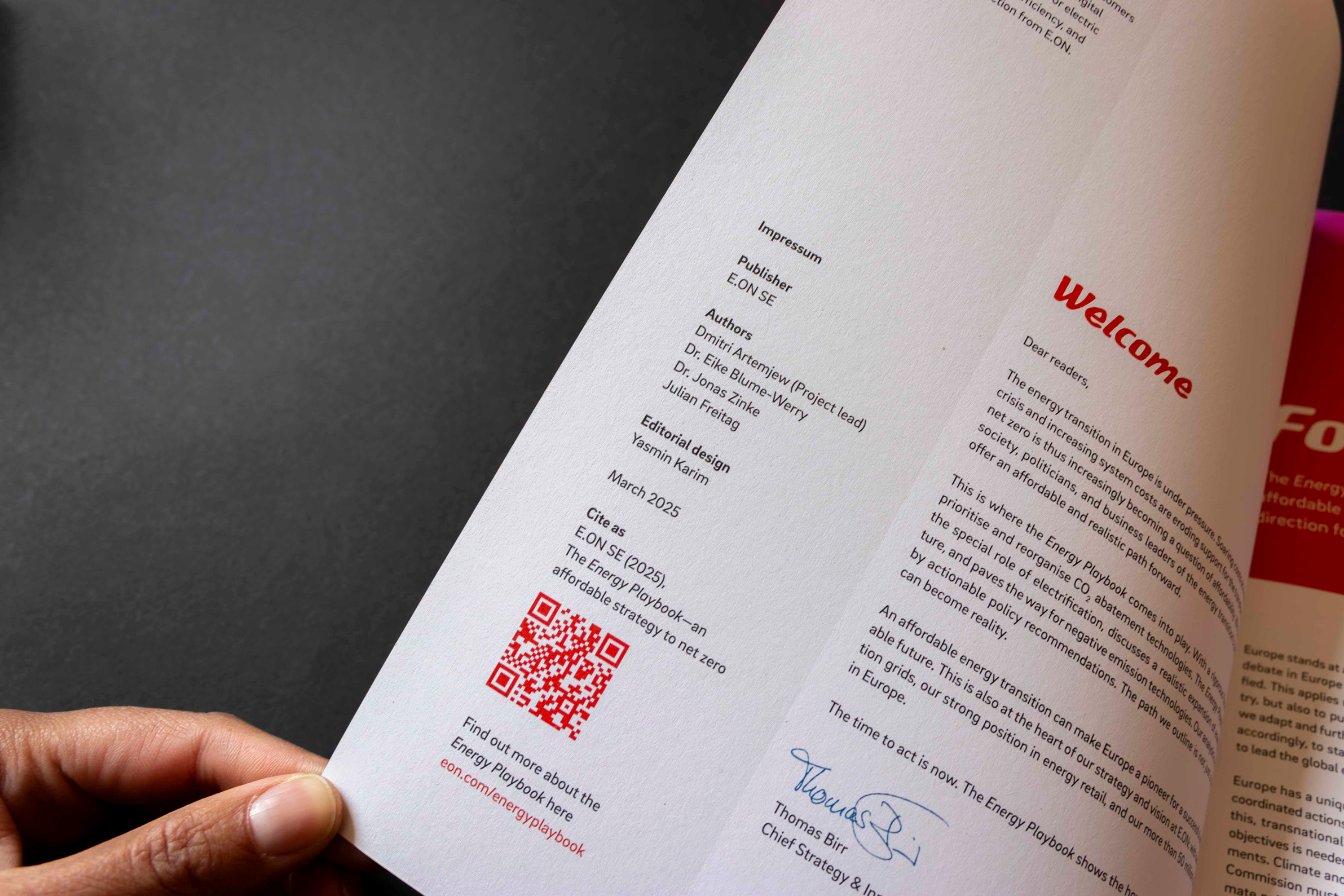 Lebenshilfe Kassel Jutebeutel mit Illustration. Zwei Menschen stehen nebeneinander. Ein Mensch hält Schirm zum Schutz über beide Personen.